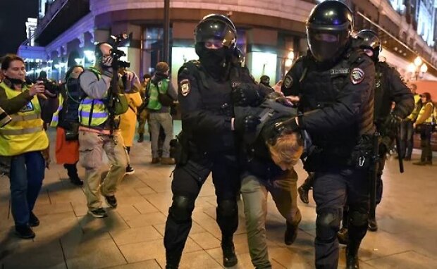 Поліція почала затримувати своїх співробітників на мітингу проти мобілізації. Крах Кремля. Відео