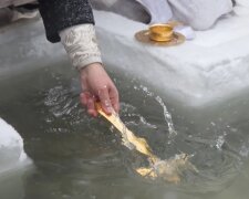 Крещение Господне 2021: как правильно искупаться в проруби. Названа дата и время