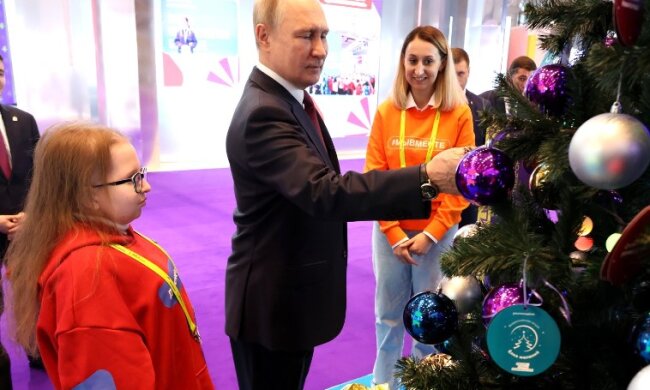 Бился в конвульсиях, ноги дрожали: в сети показали свежее видео с путиным. Болезнь прогрессирует
