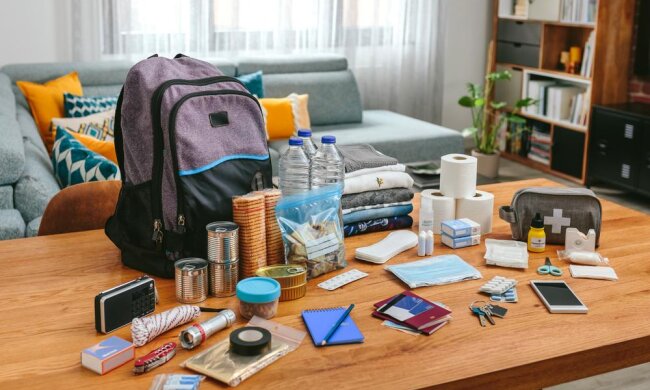 Спасатели рассказали украинцам, как собрать "чемоданчик выживания". Важные советы