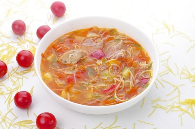 І не потрібно морочитися з бульйоном: рецепт швидкого та ситного супу з тушонкою, вермішеллю та картоплею