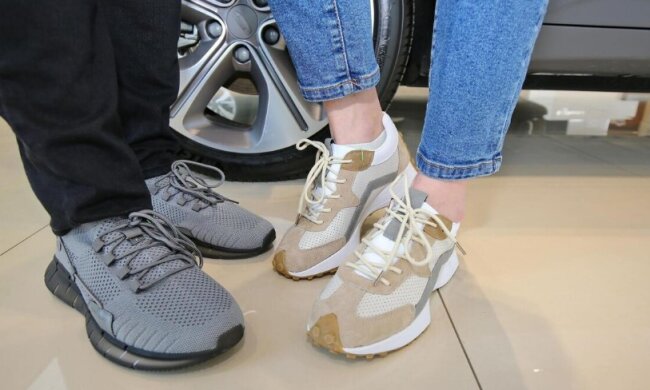 Не повторюйте цю серйозну помилку: чому не можна сідати за кермо в кедах чи кросівках