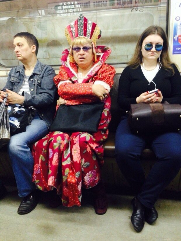 Харьковчанка проехалась в метро без юбки и насмешила Сеть