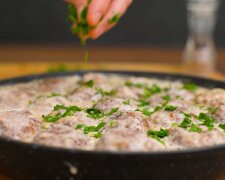 Рецепт апетитних м'ясних биточків із рисом та зеленню, які робляться на сковороді. Фото: YouTube