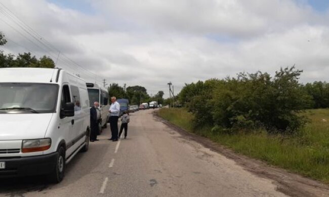 Украинцы не выдержали и начали перекрывать трассы: требуют ремонта дорог