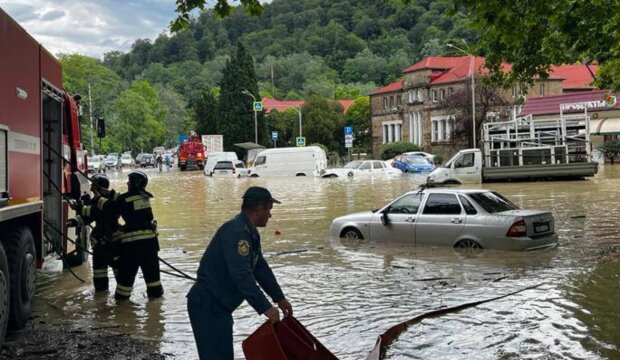 Потужна повінь у Росії: затоплено велике місто, пливуть будинки та машини. Відео