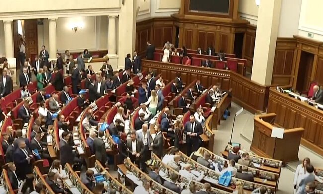 Депутати дуже бідно живуть та вимагають, щоб їм підвищили пенсії чи не на 30 тисяч гривень