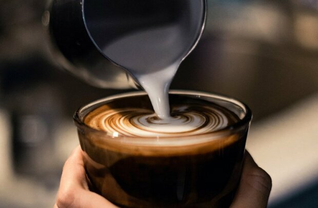 Бомба замедленного действия: почему опасно добавлять в кофе молоко