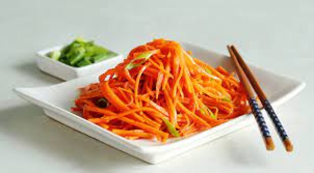 Зимой вы будете открывать банку за банкой: рецепт корейской моркови с луком и сладкой паприкой