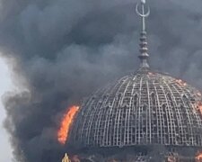 Це поганий знак: у найвідомішій на весь світ мечеті сталася пожежа і впав величезний купол. Відео