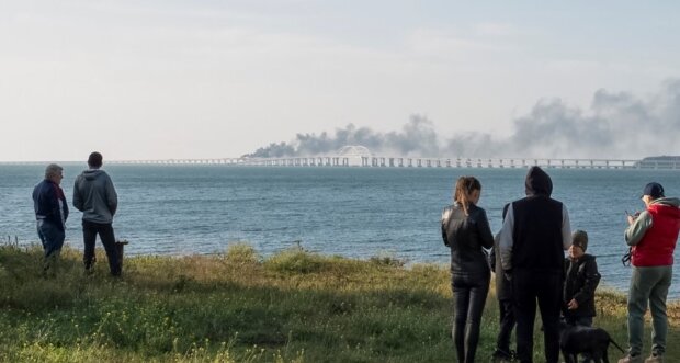 Росіянам нікуди тікати: у Криму через підрив мосту вишикувалися кілометрові пробки на пором. Але його немає
