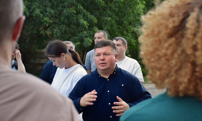 «Вы не сами»: глава Подольской РГА Наконечный приехал к людям, чей дом атаковал вражеский дрон