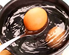 Варіння яєць. Фото: YouTube