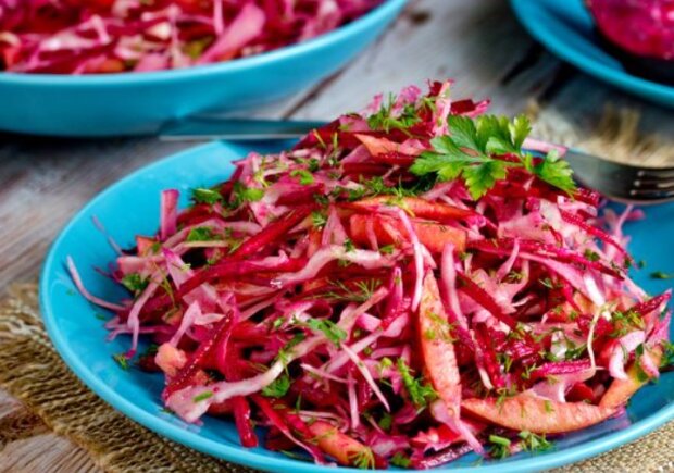 Его называют "Витаминный": рецепт салата из капусты с яблоком, свеклой, хреном и сметаной