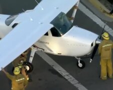 Самолет, пилот которого удачно приземлился на оживленную трассу. Скриншот с видео на Youtube