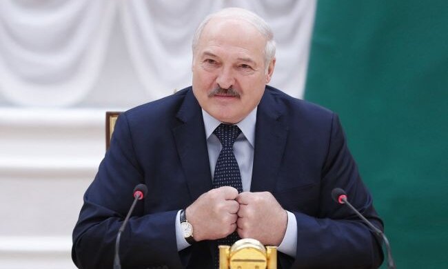 Лукашенко к чему-то готовится: он уже подписал указ, разрешающий военным стрелять в мирных жителей