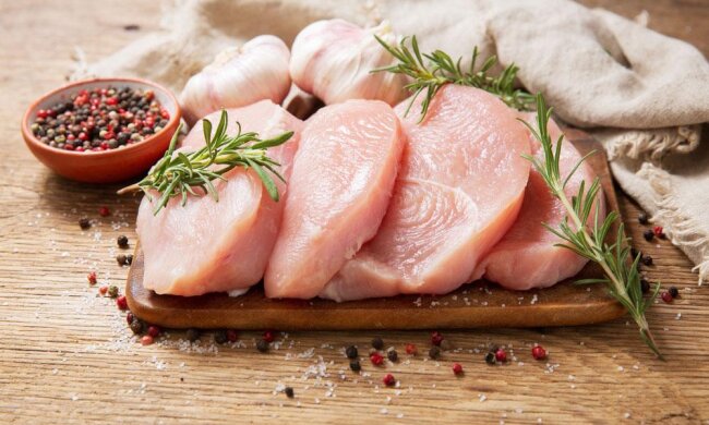 Не обязательно его выбрасывать: как спасти куриное мясо, если начал появляться неприятный запах