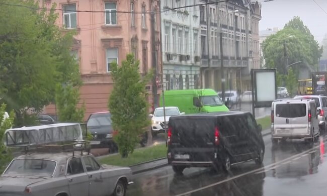 Оминайте дерева та закрийте вікна: в Україні оголосили штормове попередження. Де розгуляється негода