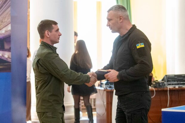 Кличко по случаю Дня добровольца вручил киевлянам-военным медали и рассказал, как столица поддерживает ВСУ