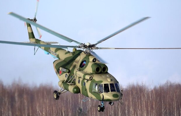 Над москвою терміново підняли військові гелікоптери. Люди у паніці знімають відео