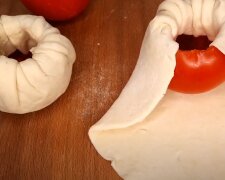 Цю літню страву обов'язково потрібно скуштувати: рецепт помідорів, запечених у тісті для піци з шинкою та сиром