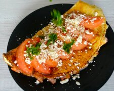 Рецепт ситного омлету з бринзою та помідорами на сніданок. Фото: YouTube