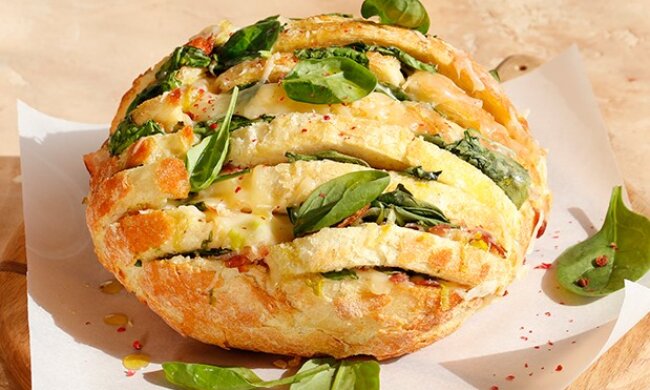 Усі думатимуть, що це ресторанний пиріг: рецепт хліба, запеченого з сиром, беконом та картоплею