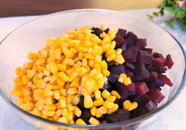 Салат со свеклой, кадр из видео