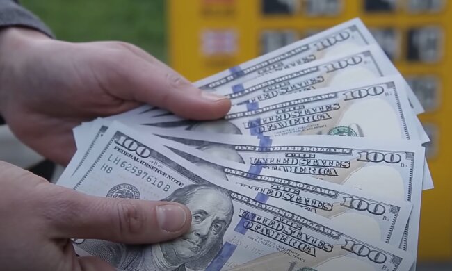 Доллары. Скриншот с видео на Youtube
