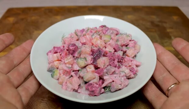 Как приготовить шведский закусочный салат с малосольной селедкой. Фото: YouTube