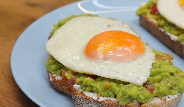 Рецепт быстрой намазки на хлеб из авокадо и яйца. Фото: YouTube