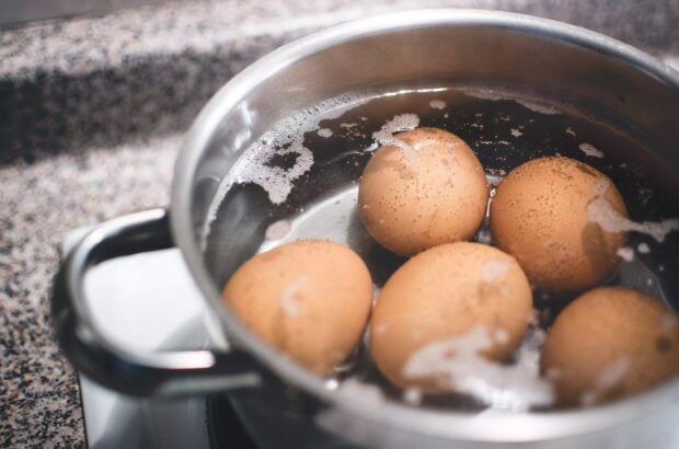 Хитрость настоящих хозяек: для чего при варке яиц в воду бросают зубочистку