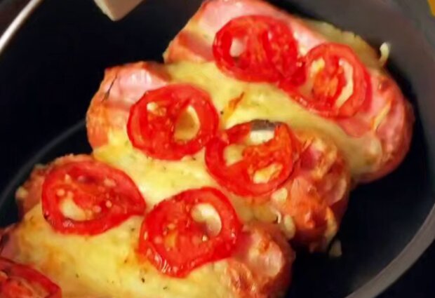 Сардельки у вершково-часниковому соусі, кадр з відео