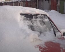 Автомобиль зимой: скрин с видео