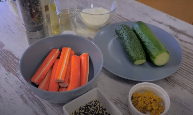 Как приготовить крабовый салат с рисом и кукурузой