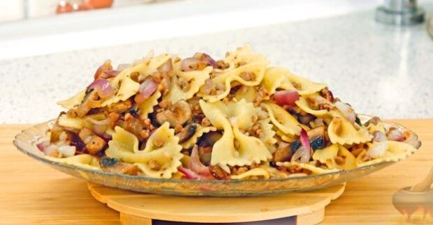 Називається "варнішкес": рецепт старої єврейської страви з макаронів, гречки та грибів