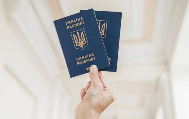 Важлива новація: що потрібно знати українцям, які вперше отримують паспорт за кордоном