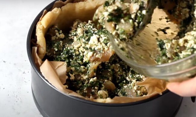 Пирог с курицей, творогом и шпинатом, фото: youtube.com