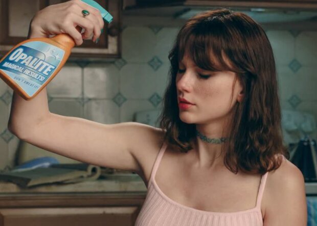 Тейлор Свіфт, кадр з кліпу на пісню "Opalite"