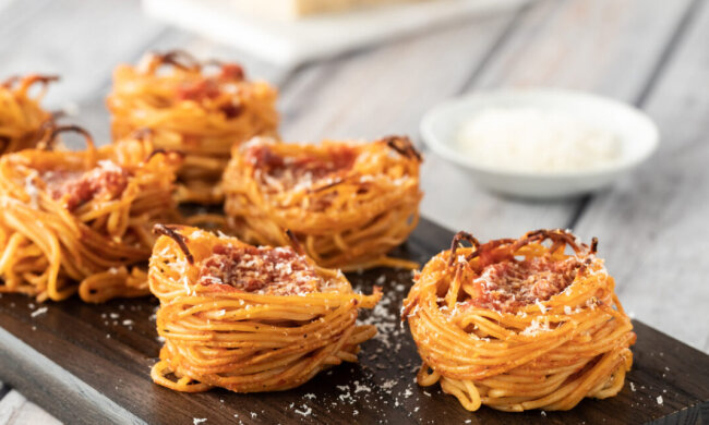 И вот попробуйте сказать, что это не шедевр: рецепт сытных "гнёзд" из макарон с фаршем и сыром