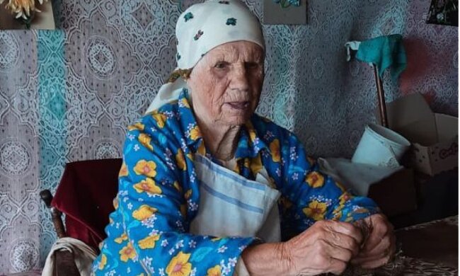 Бабульке уже 103 года, а она плетет для украинских военных "кикиморы". Фото