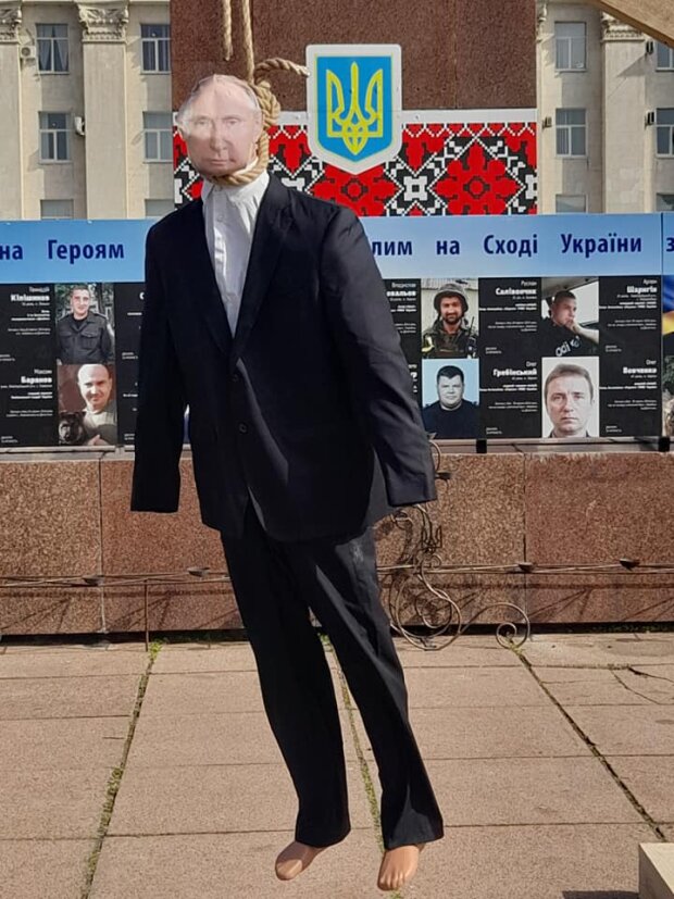 "Казнь" Путина. Фото: скриншот facebook.com/Самооборона-Херсон