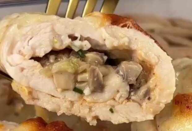 Курячі рулетики з грибами та сиром, кадр з відео