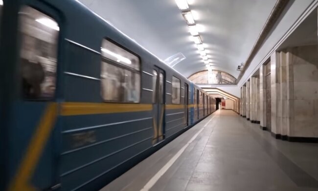 Людей только чудо спасло. В Киеве "посыпался" подземный переход, фото ЧП