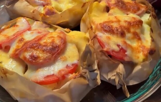 Картопляні "човники" з сардельками, сиром та помідорами: рецепт