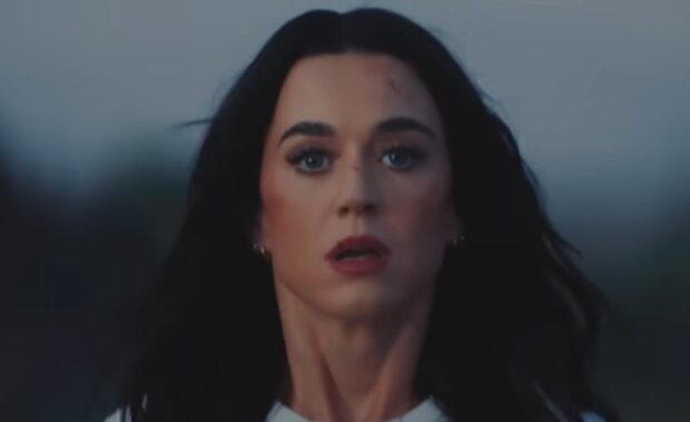 Кэти Перри, кадр из клипа на песню "bandaids"