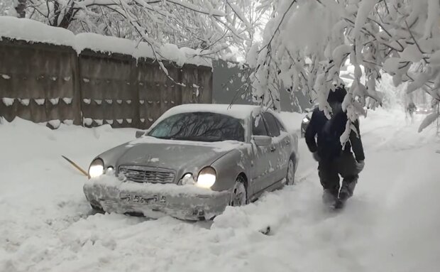 Автомобили в снегу. YouTube