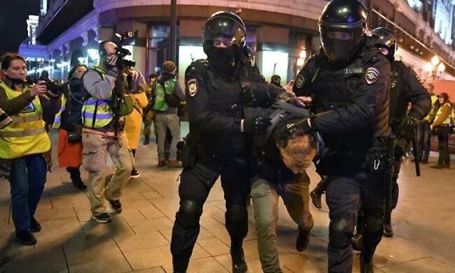 Поліція почала затримувати своїх співробітників на мітингу проти мобілізації. Крах Кремля. Відео