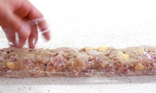 Зазвичай її з'їдають у перший же день: рецепт домашньої курячої ковбаси з сиром та свининою