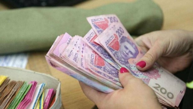 Украинцам поднимают зарплаты